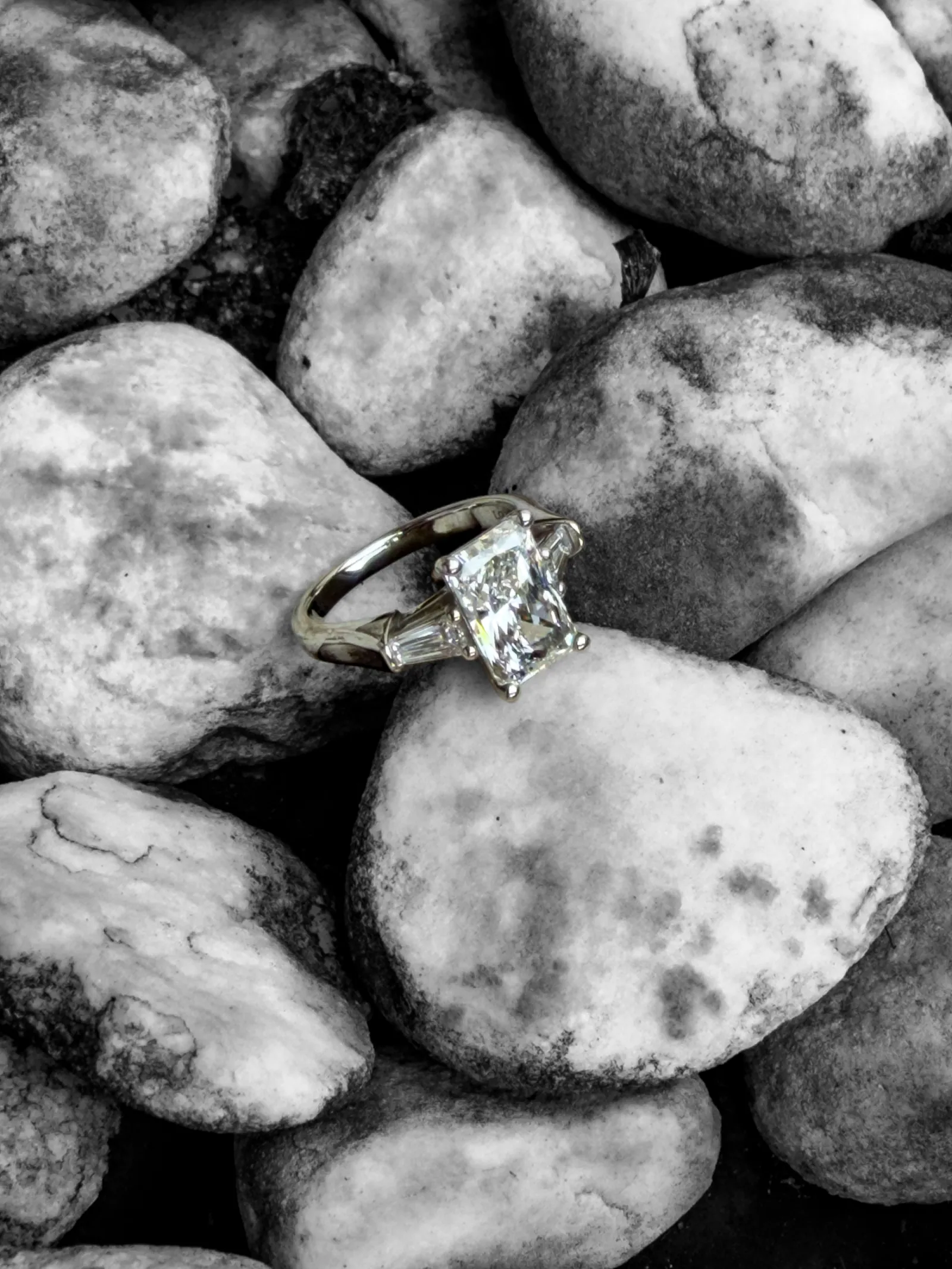 Radiant: Strahlender Diamant im RadiantCut mit 3.02 ct, begleitet von tapered Baguettes à 0.24 ct — puristisch gefasst in Platin.